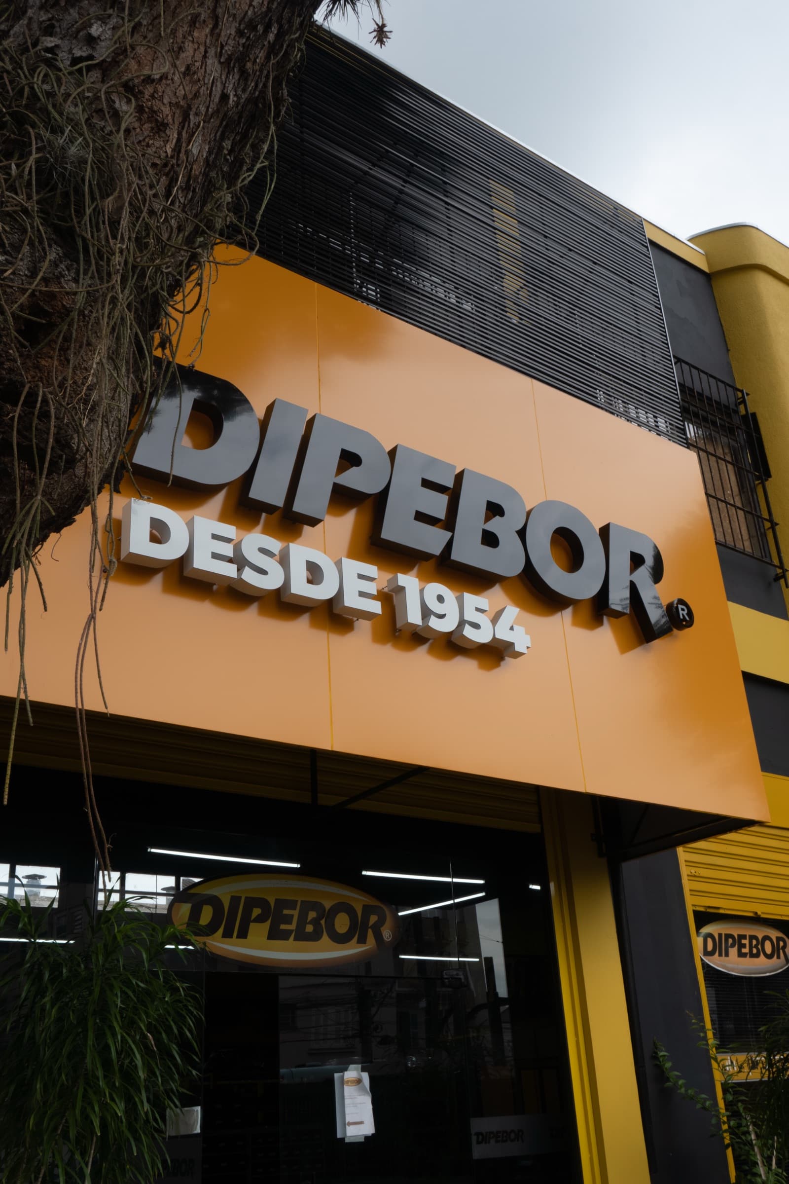 Fachada da Dipebor com o letreiro “Dipebor desde 1954”